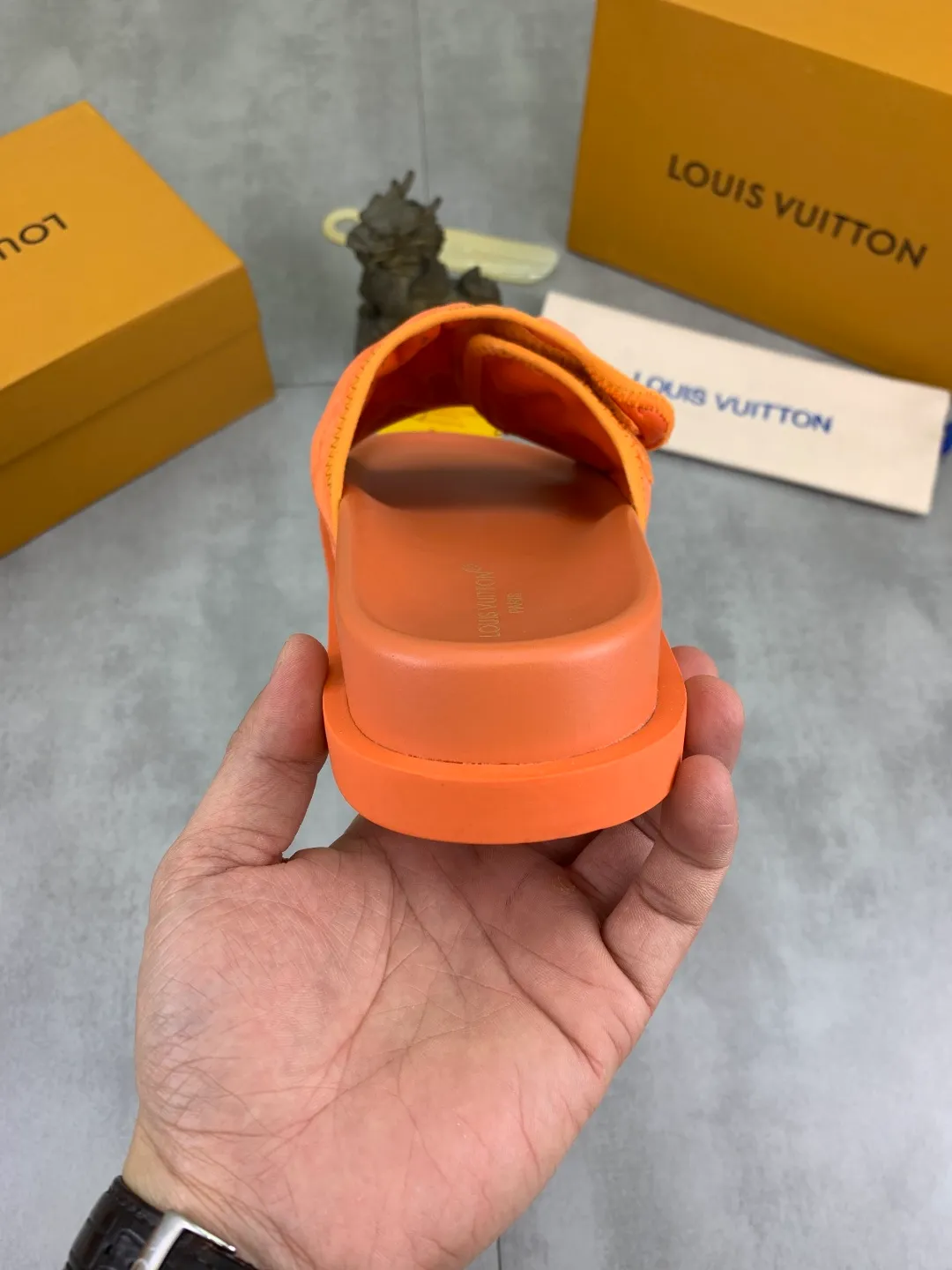 Men's shoes 💰P320 💰[New style]🆘 Original quality [LOUIS VUITTON] The popular Louis Vuitton LV men's slippers on the official website are on sale simultaneously! Original fabric imported from Italy, original factory special supply, code number: 38-44 (45 customized), many colors available